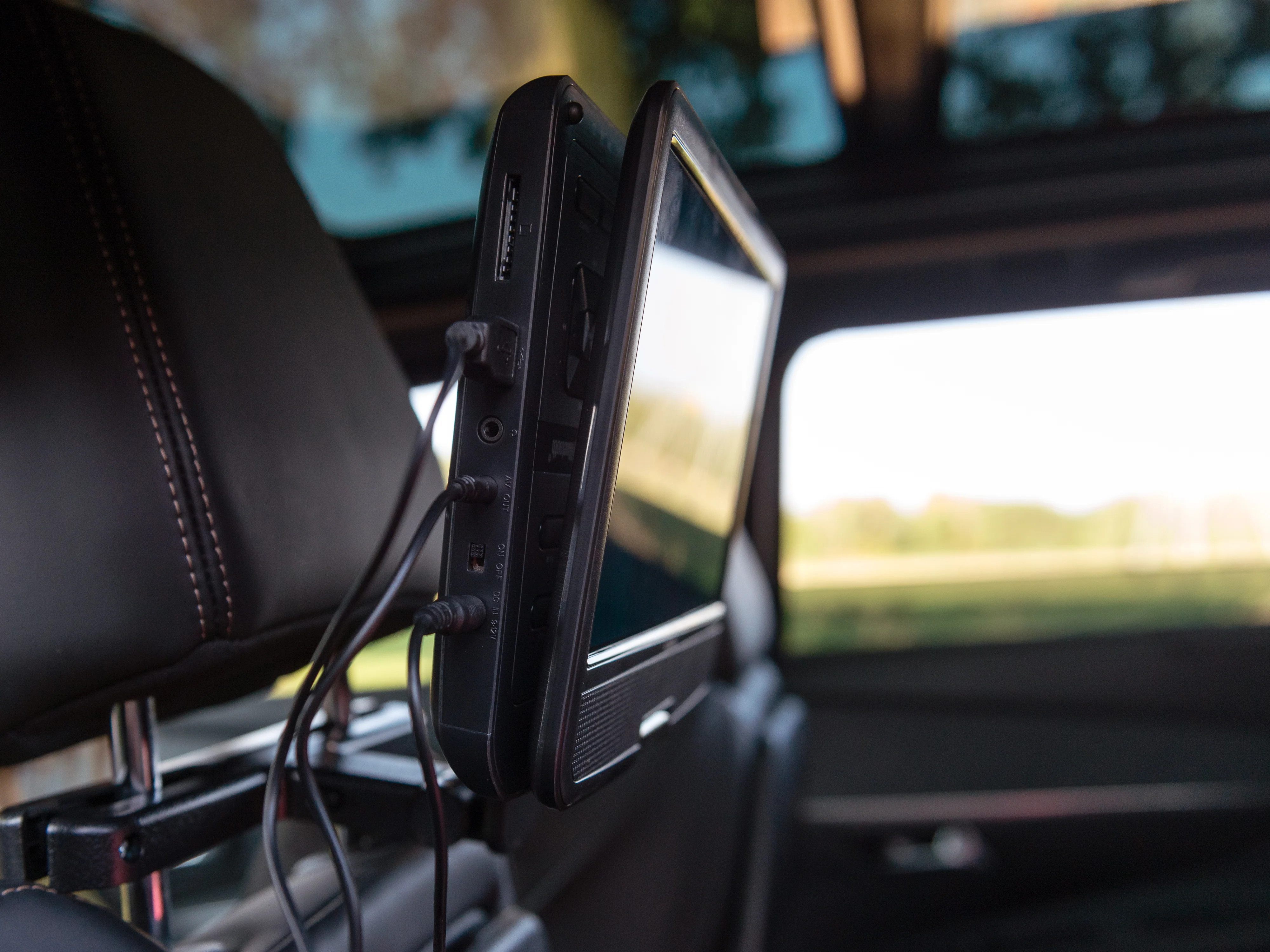 Lenco DVP-1046BK - Deux lecteurs DVD portables de 10 pouces avec batterie rechargeable, deux casques et deux supports de montage pour la voiture - Noir - Image 15