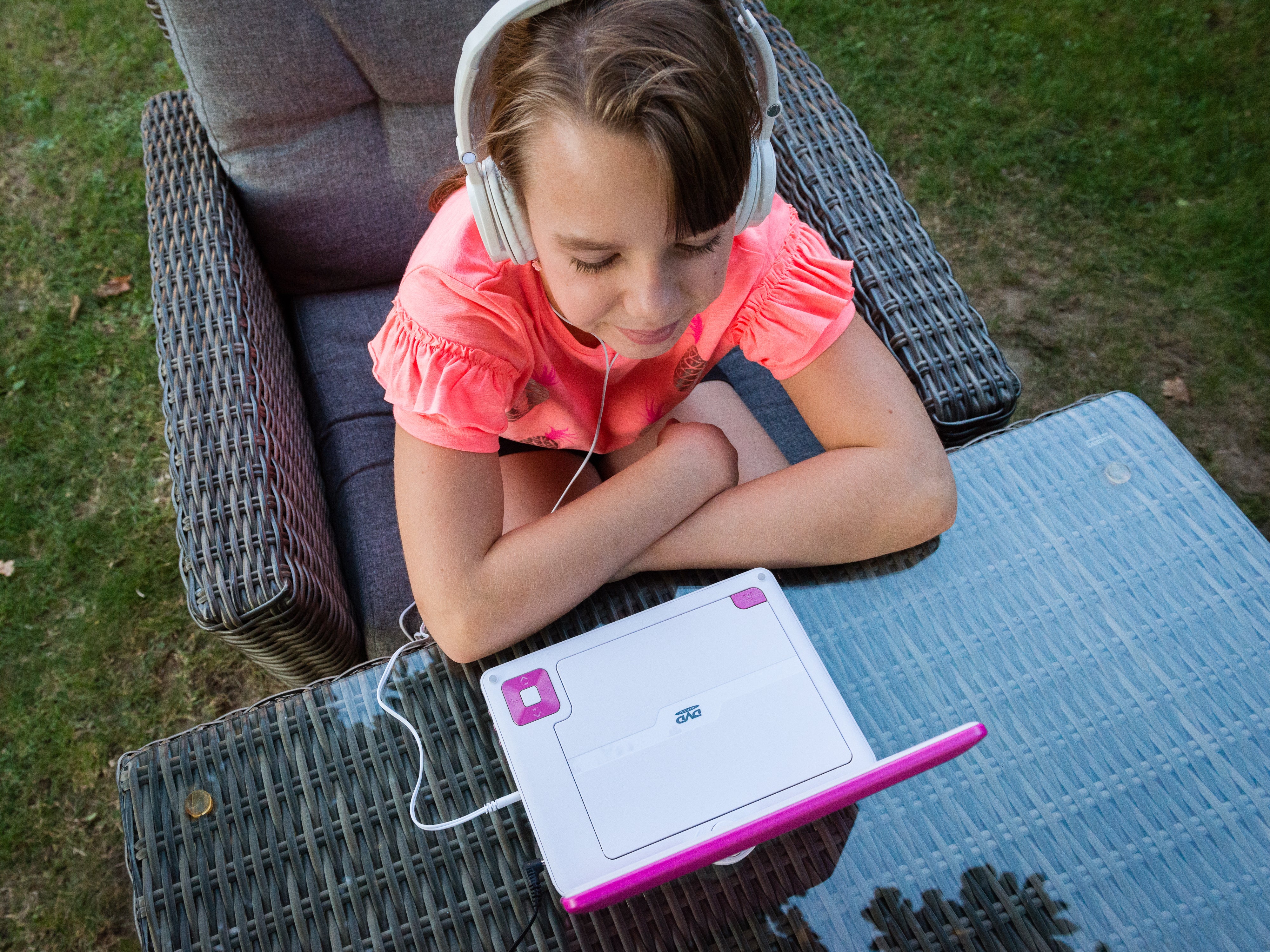 Lenco DVP-910PK - Lecteur DVD portable de 9 pouces avec casque, port USB et dispositif de suspension - Rose/blanc - Image 12