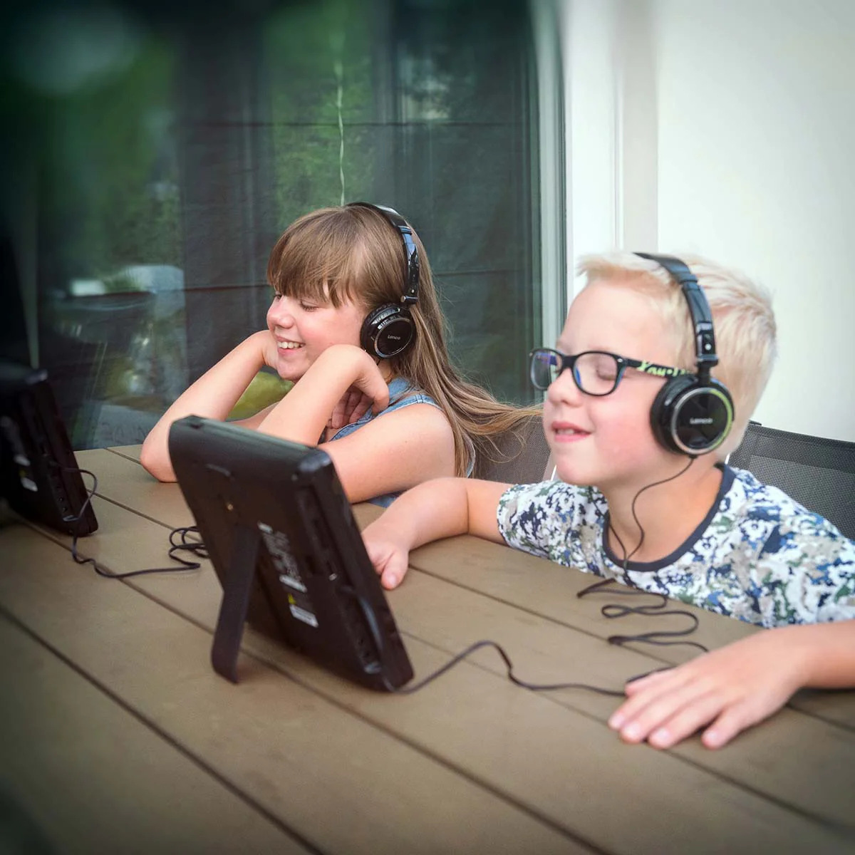 Lenco DVP-939 - Lecteur DVD portable 2 x 9 pouces avec connexion USB, emplacement pour carte SD, pile intégrée, deux casques et deux supports - Noir - Image 10