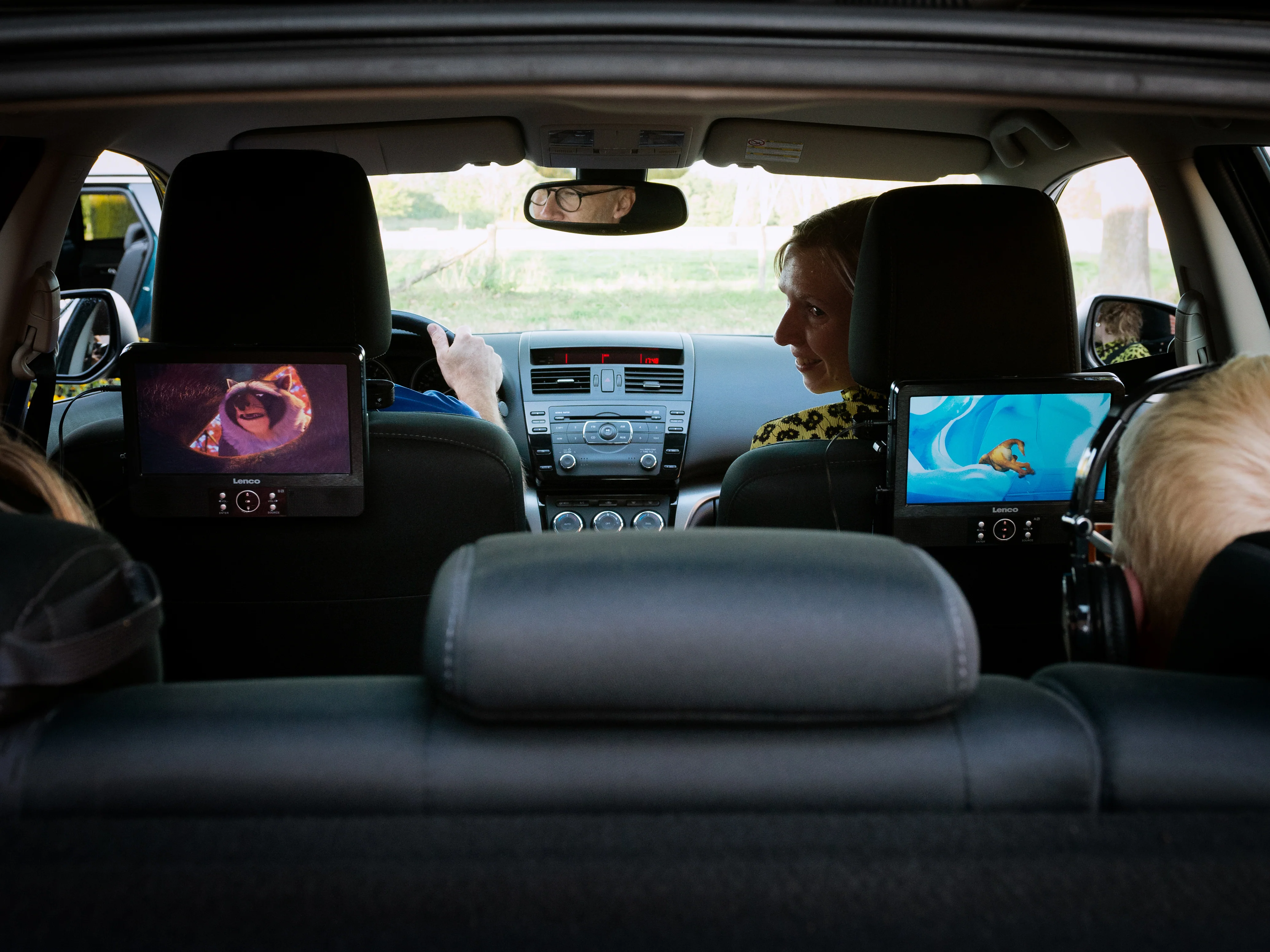 Lenco DVP-939 - Lecteur DVD portable 2 x 9 pouces avec connexion USB, emplacement pour carte SD, pile intégrée, deux casques et deux supports - Noir - Image 19