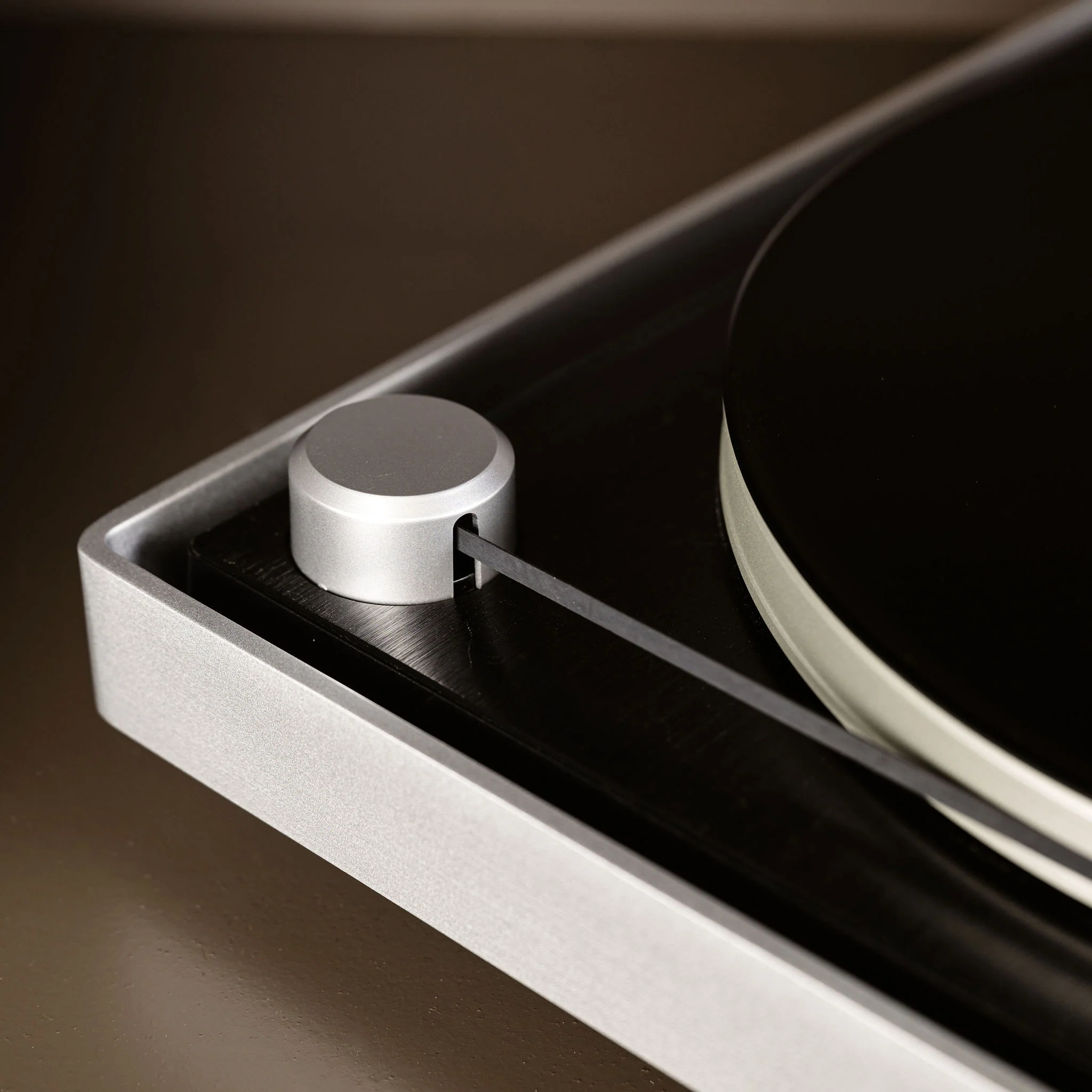 Lenco L-455BK - Platine vinyle avec entraînement par courroie visible, cadre en aluminium brossé et cellule à aimant mobile Ortofon 2M RED - Noir - Image 14