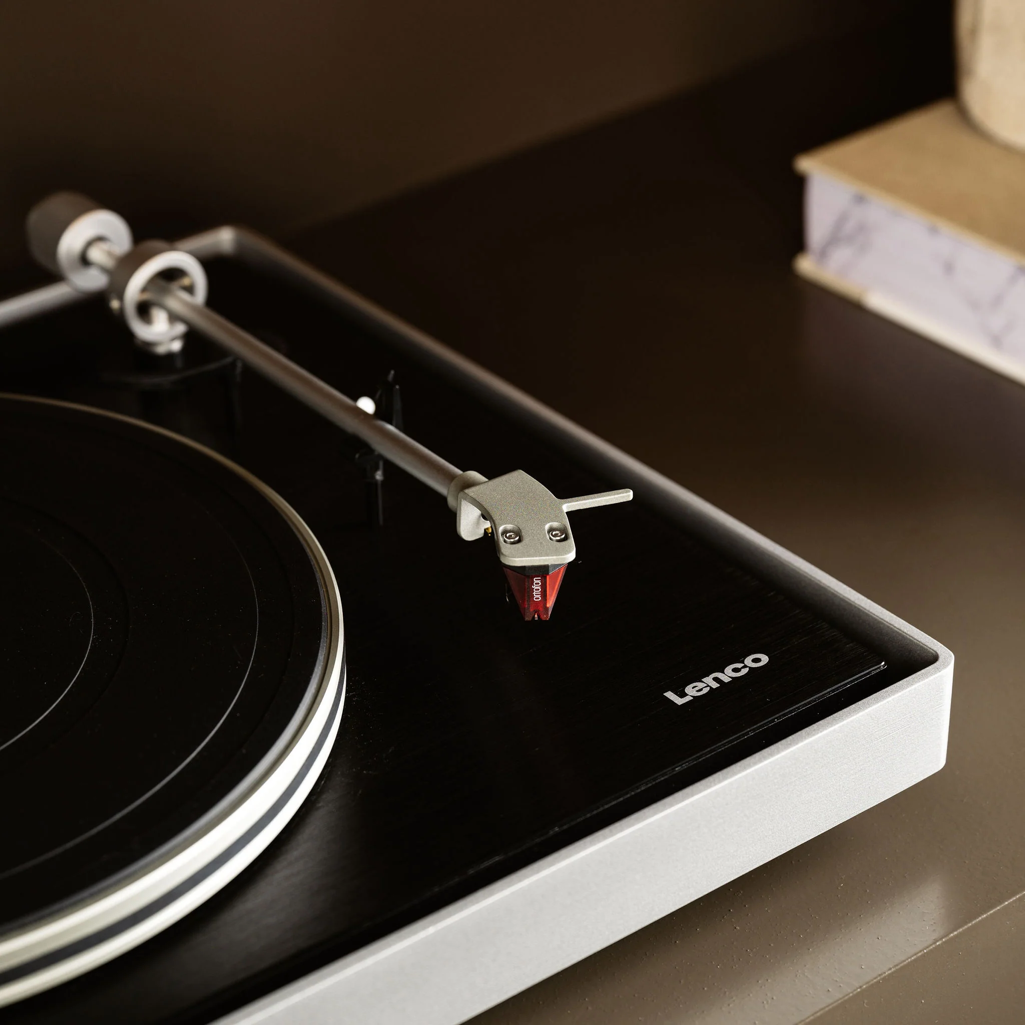 Lenco L-455BK - Platine vinyle avec entraînement par courroie visible, cadre en aluminium brossé et cellule à aimant mobile Ortofon 2M RED - Noir - Image 16