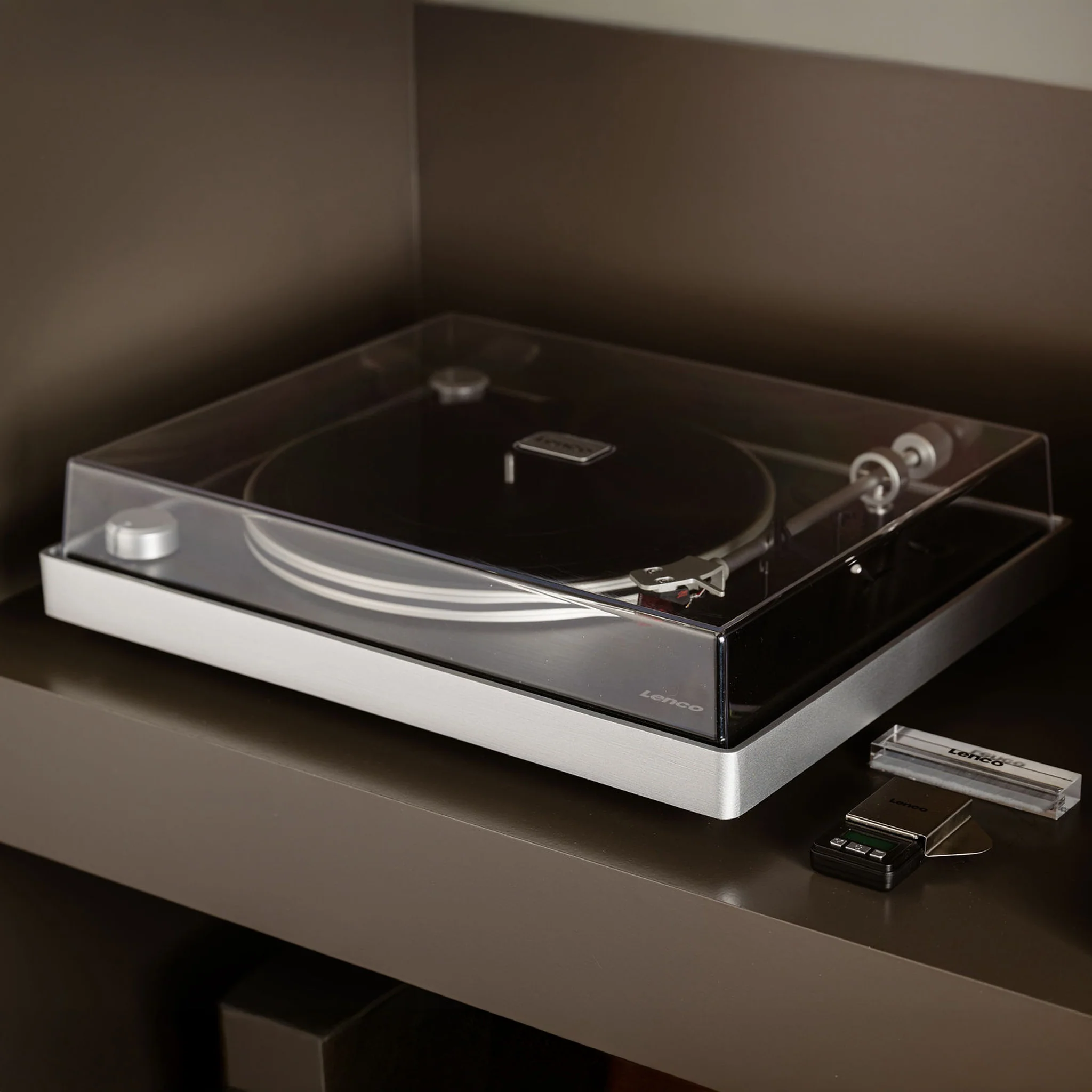 Lenco L-455BK - Platine vinyle avec entraînement par courroie visible, cadre en aluminium brossé et cellule à aimant mobile Ortofon 2M RED - Noir - Image 17