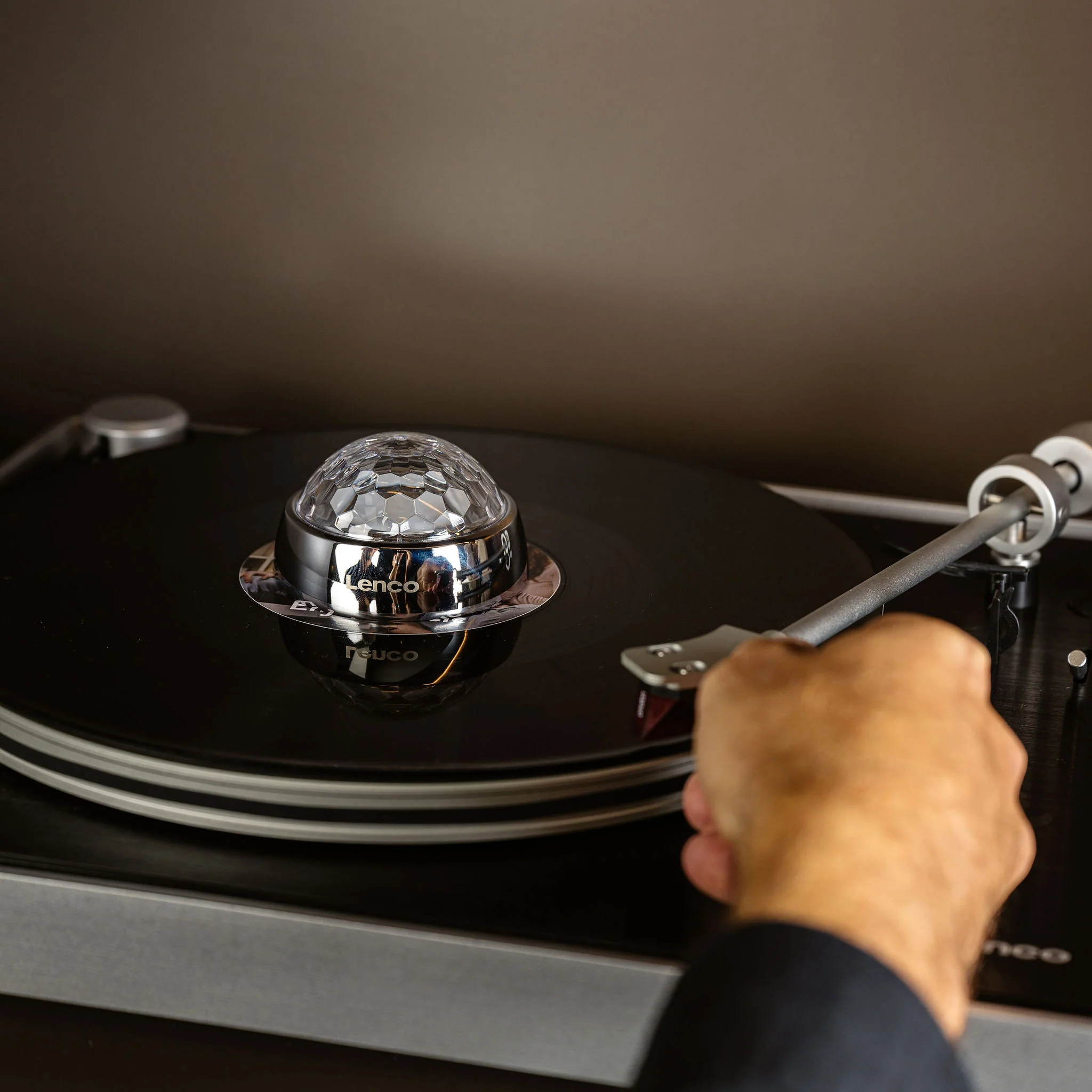 Lenco L-455BK - Platine vinyle avec entraînement par courroie visible, cadre en aluminium brossé et cellule à aimant mobile Ortofon 2M RED - Noir - Image 23