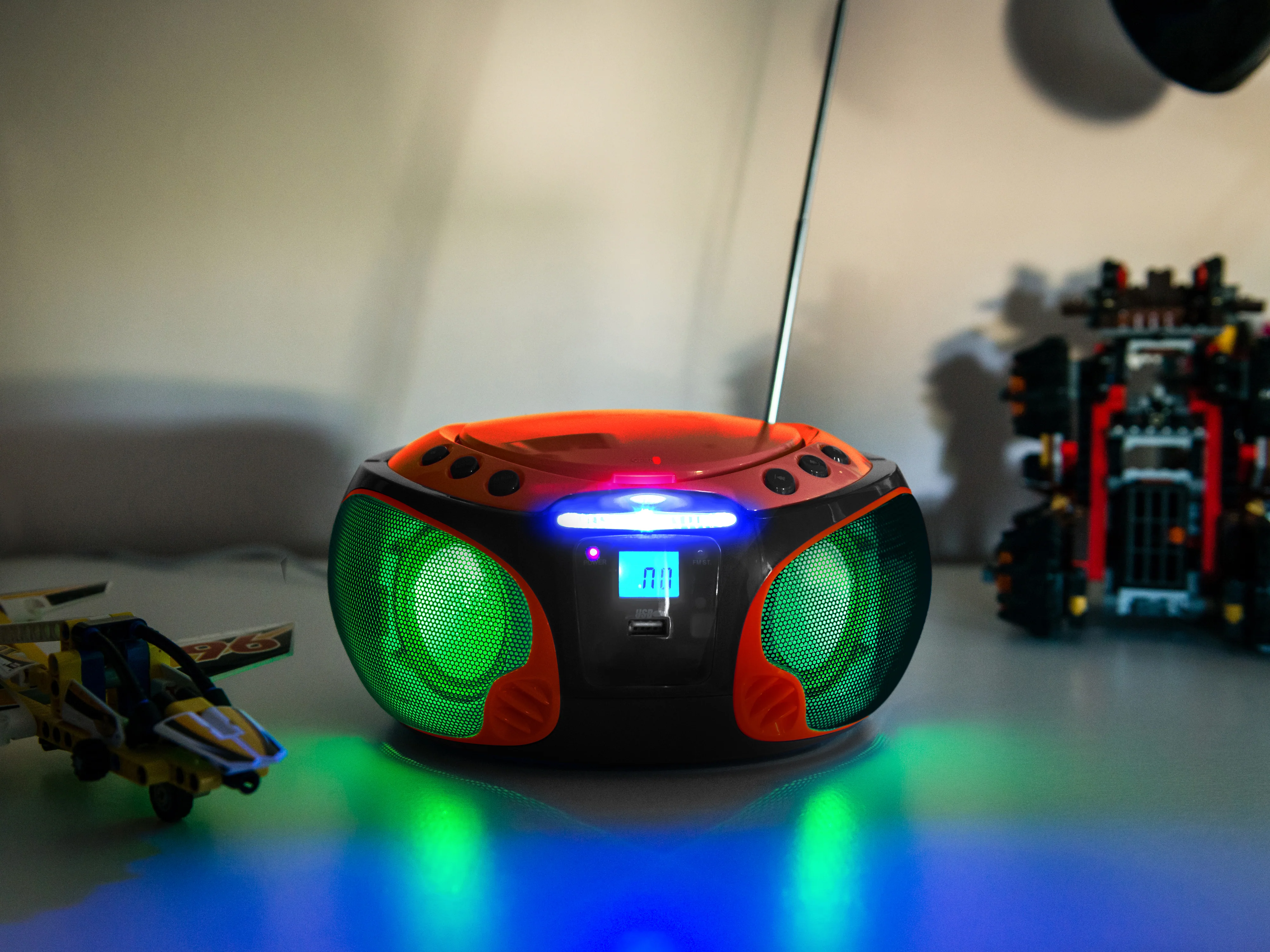 Lenco SCD-550RD - Radio FM et lecteur CD/MP3/USB/Bluetooth® portable avec éclairage LED - Rouge - Image 10